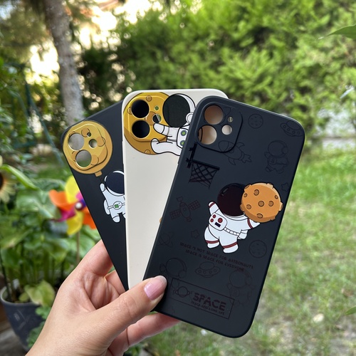 Toplu Dış Çekim iPhone 11 Aydaki Astronot Renkli Silikon Kılıf