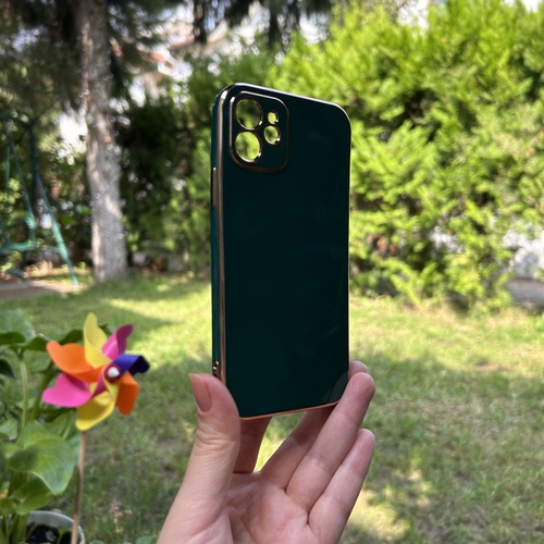 Dış Çekim Ön Yüz İPhone 12 Bakır Detaylı Koyu Yeşil Parlak Silikon Kılıf